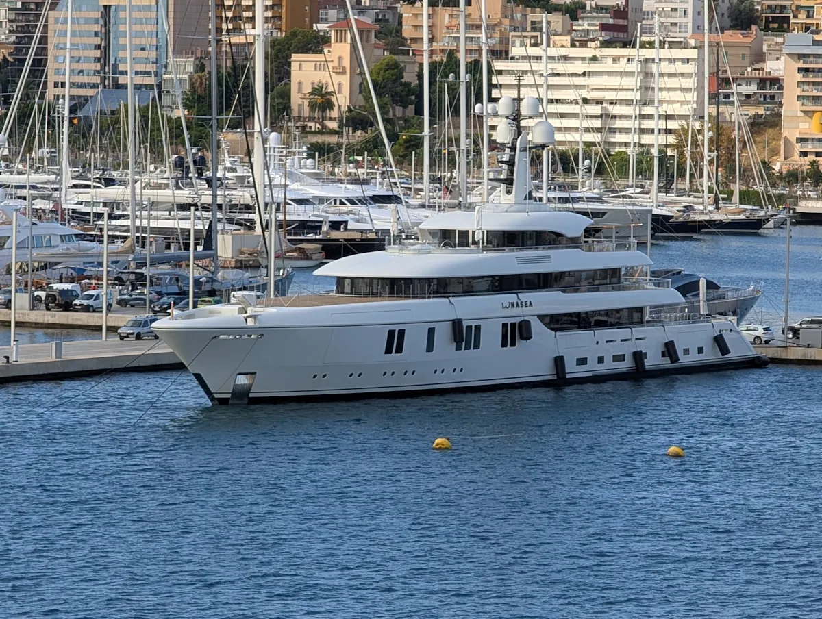 How much does it cost to charter a yacht?